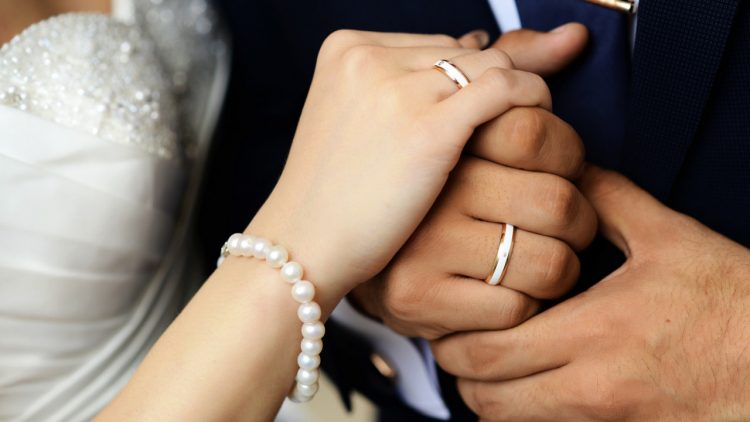 Снимать или не снимать обручальное кольцо после свадьбы: народные поверья и их смысл